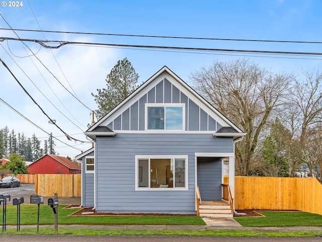 view of front of house featuring a front lawn