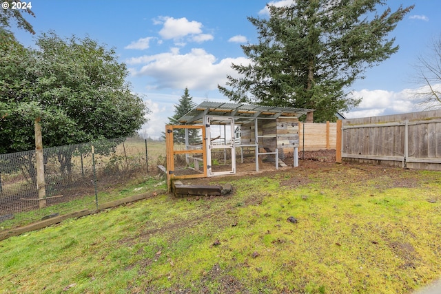 view of yard featuring an outbuilding