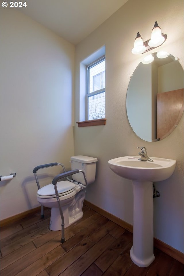 511 NE 84th Cir, Vancouver, WA 98665 - bathroom featuring wood-type flooring, baseboards, and a sink
