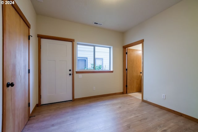 511 NE 84th Cir, Vancouver, WA 98665 - entrance foyer with light wood finished floors and baseboards