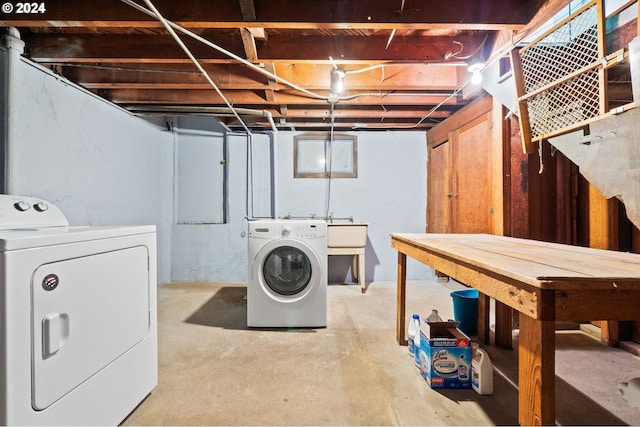 laundry room featuring washer and clothes dryer and sink