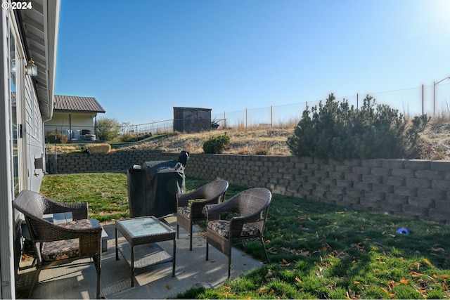 view of yard featuring an outdoor hangout area and a patio