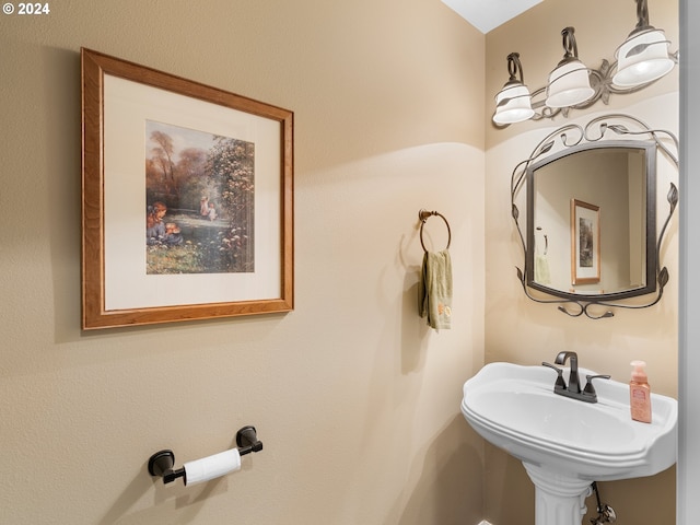 bathroom featuring sink