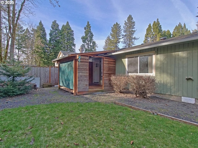 view of front of property with a front yard