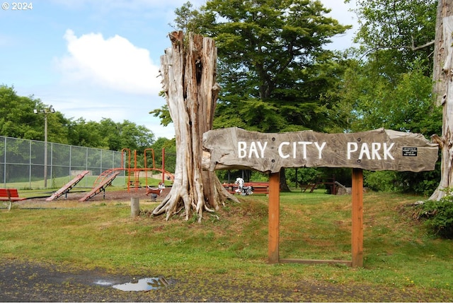 community sign featuring a yard