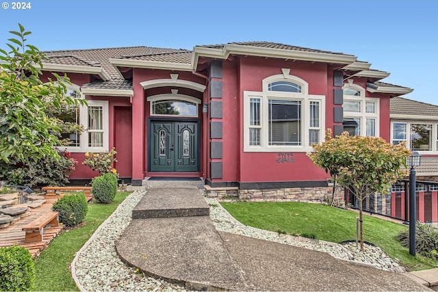 view of front of house featuring a front lawn