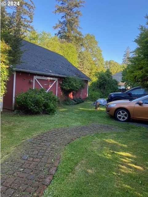 view of yard featuring an outbuilding