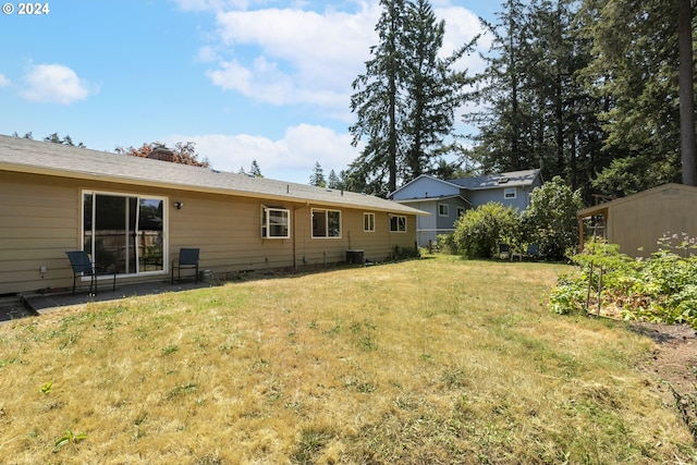 view of yard featuring a storage shed