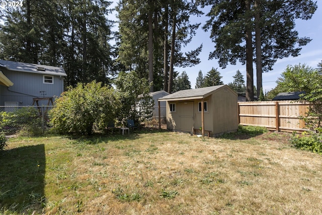 view of yard featuring a storage shed