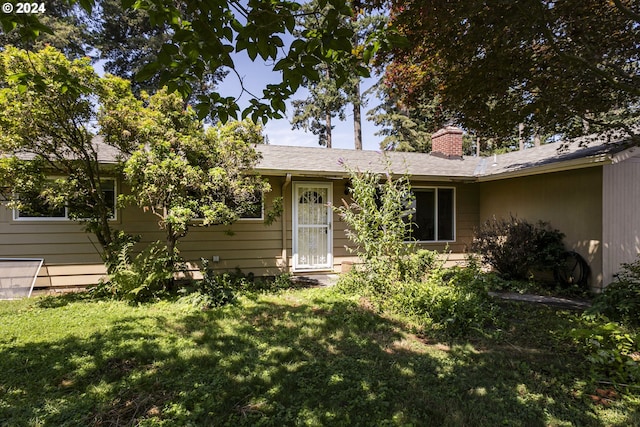 ranch-style house featuring a front yard