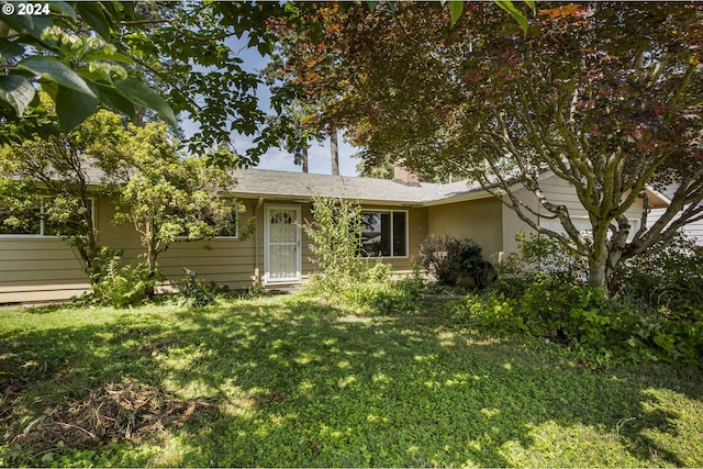 view of front facade featuring a front yard