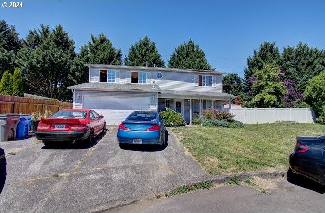 view of front of home featuring a front yard and a garage