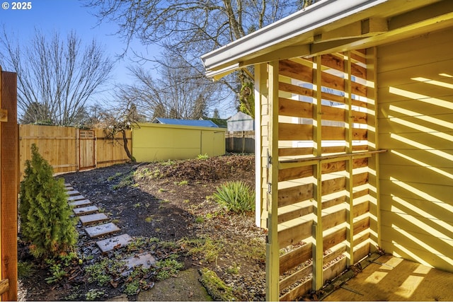 view of yard with a storage unit