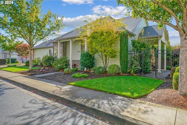 view of front facade featuring a front yard