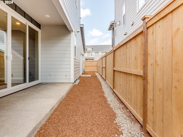 view of yard featuring a patio area