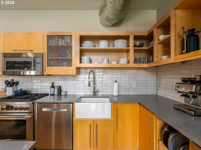 kitchen with stainless steel appliances, a sink, backsplash, open shelves, and modern cabinets