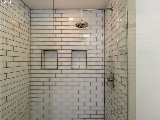 bathroom featuring tiled shower