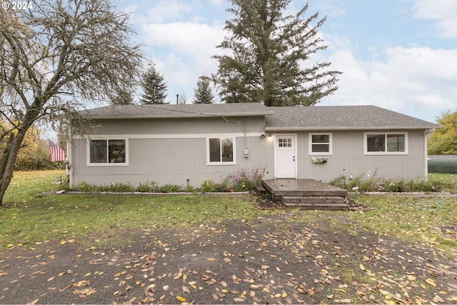 single story home featuring a front lawn