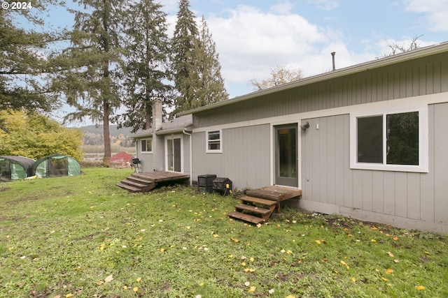 rear view of house featuring a lawn