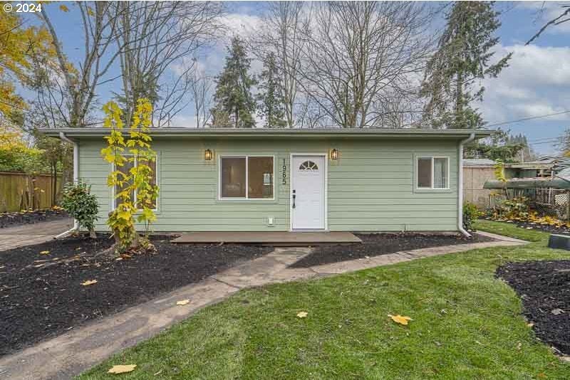 view of front of property featuring a front lawn