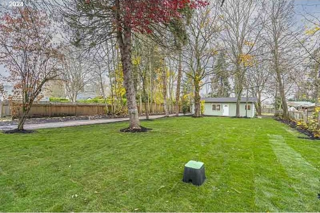 view of yard featuring an outbuilding