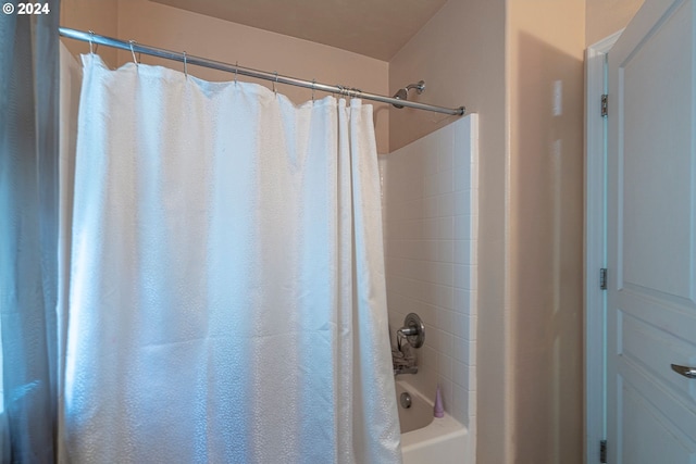 bathroom with shower / tub combo