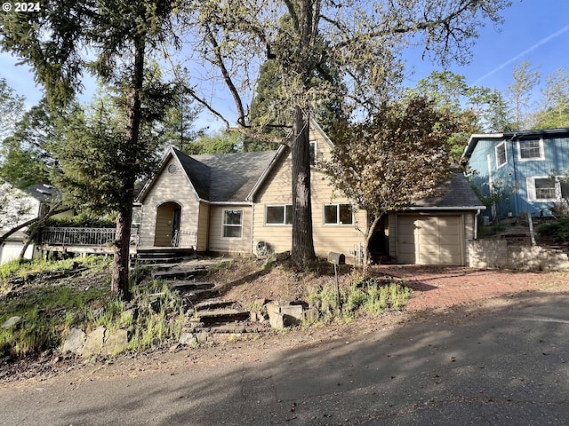 1426 SE Overlook Ave, Roseburg, OR 97470 - view of front facade featuring a garage