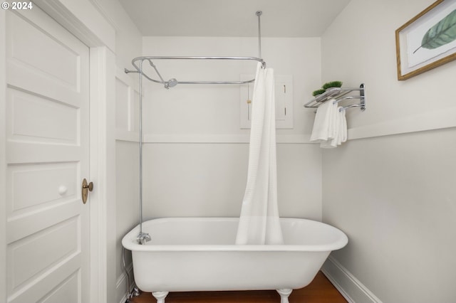 bathroom featuring a washtub