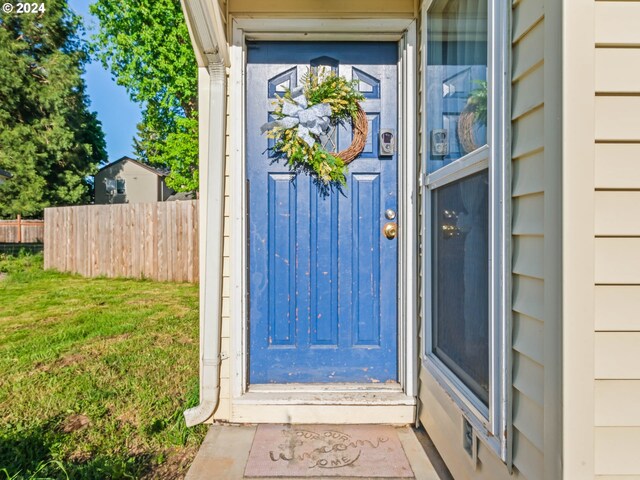 property entrance featuring a yard