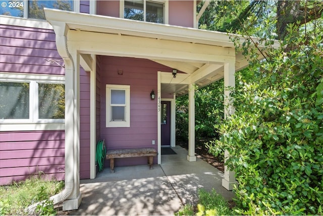 entrance to property with ceiling fan