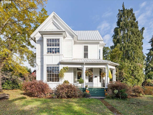 1006 Pine St NE, Silverton, OR 97381 - view of front of home with covered porch, a standing seam roof, metal roof, and a front lawn