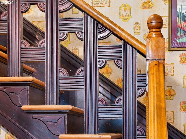 1006 Pine St NE, Silverton, OR 97381 - detailed view of wallpapered walls