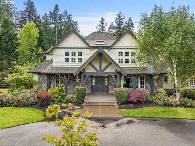 view of front of house featuring a front yard