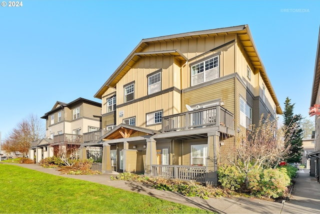 view of front of house featuring a balcony