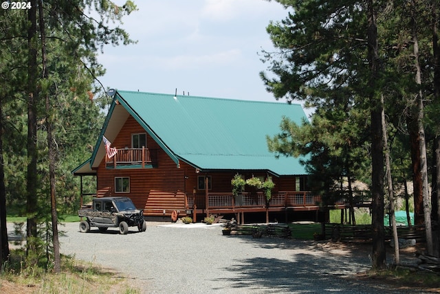 view of front of property featuring a balcony