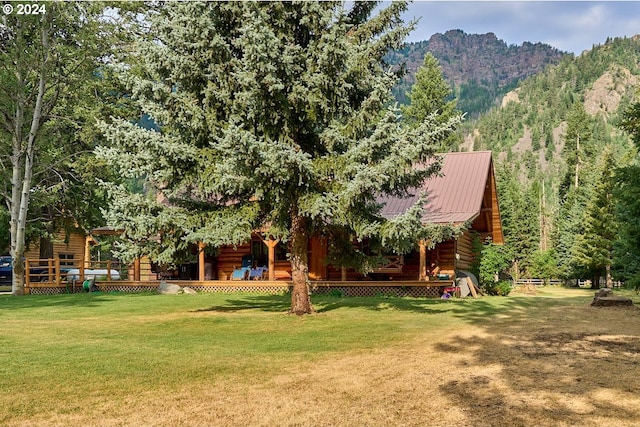 view of yard with a mountain view