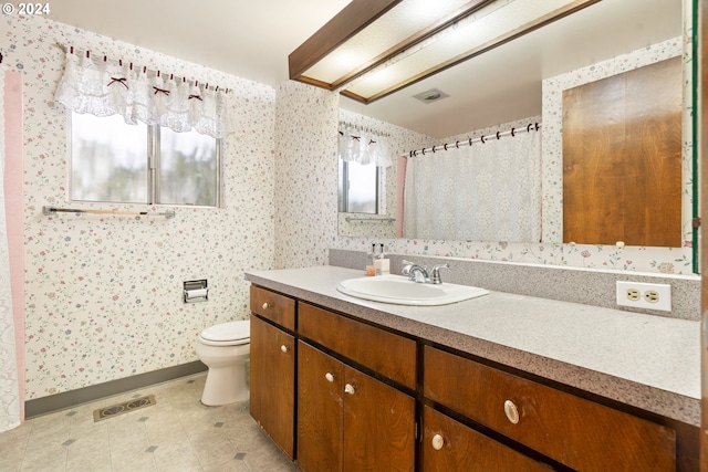 bathroom with a shower with shower curtain, vanity, and toilet