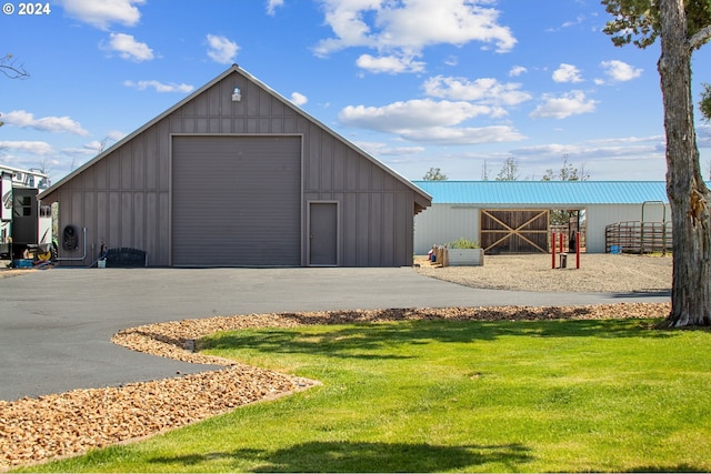 view of outdoor structure featuring a garage and a yard