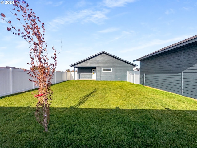 view of yard with an outdoor structure