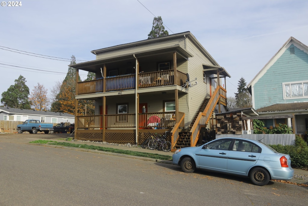 view of front of property featuring a balcony