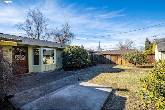 view of yard featuring a patio area