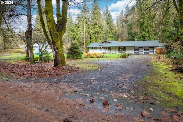 view of front of home featuring a front yard