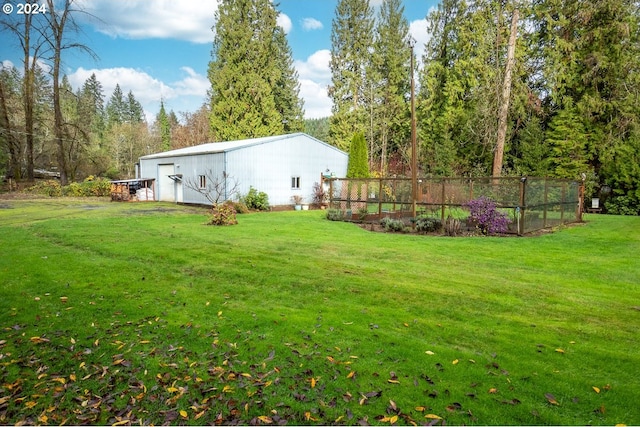 view of yard featuring an outbuilding