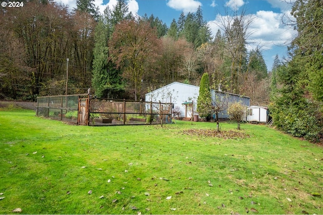 view of yard with a storage unit