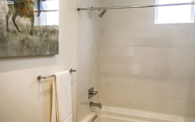 bathroom featuring tiled shower / bath