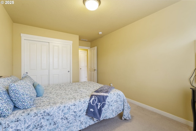 bedroom featuring carpet floors and a closet