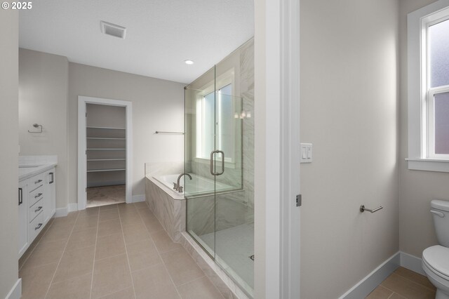 carpeted empty room with a tray ceiling, ceiling fan, and ornamental molding