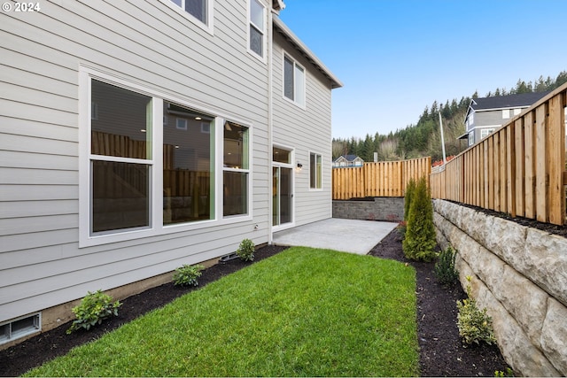 view of yard with a patio