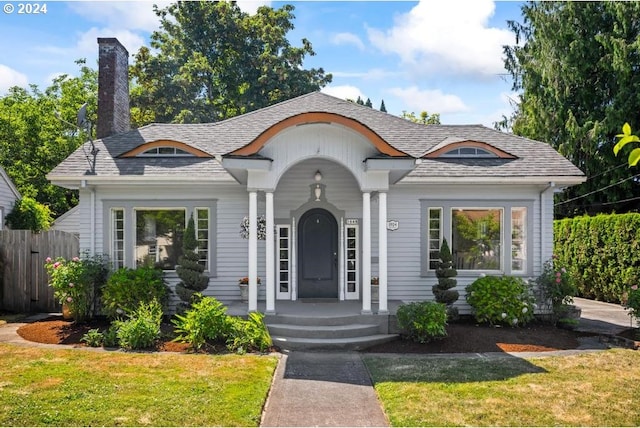 view of front of home featuring a front yard