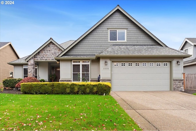 view of front of property featuring a front yard